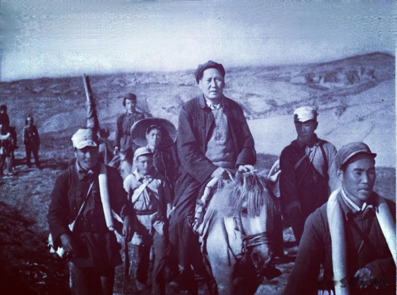 毛主席在革命的每一个紧要关头，总是站在斗争的最前列。自1947年人民解放军主动撤
