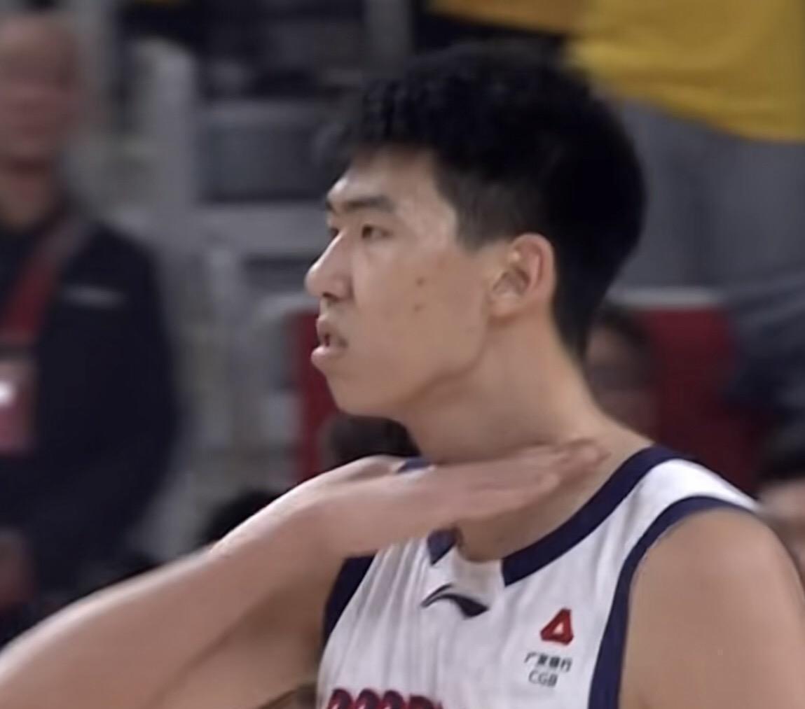 敢在客场球迷的“闹他”声里做割喉手势，换别人早缩脖子了。
我一开始以为这小子就是