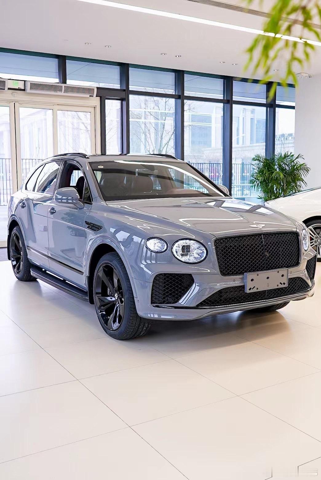 寒武岩灰/板球红内添越V8裸车318万含消费税 ​​​