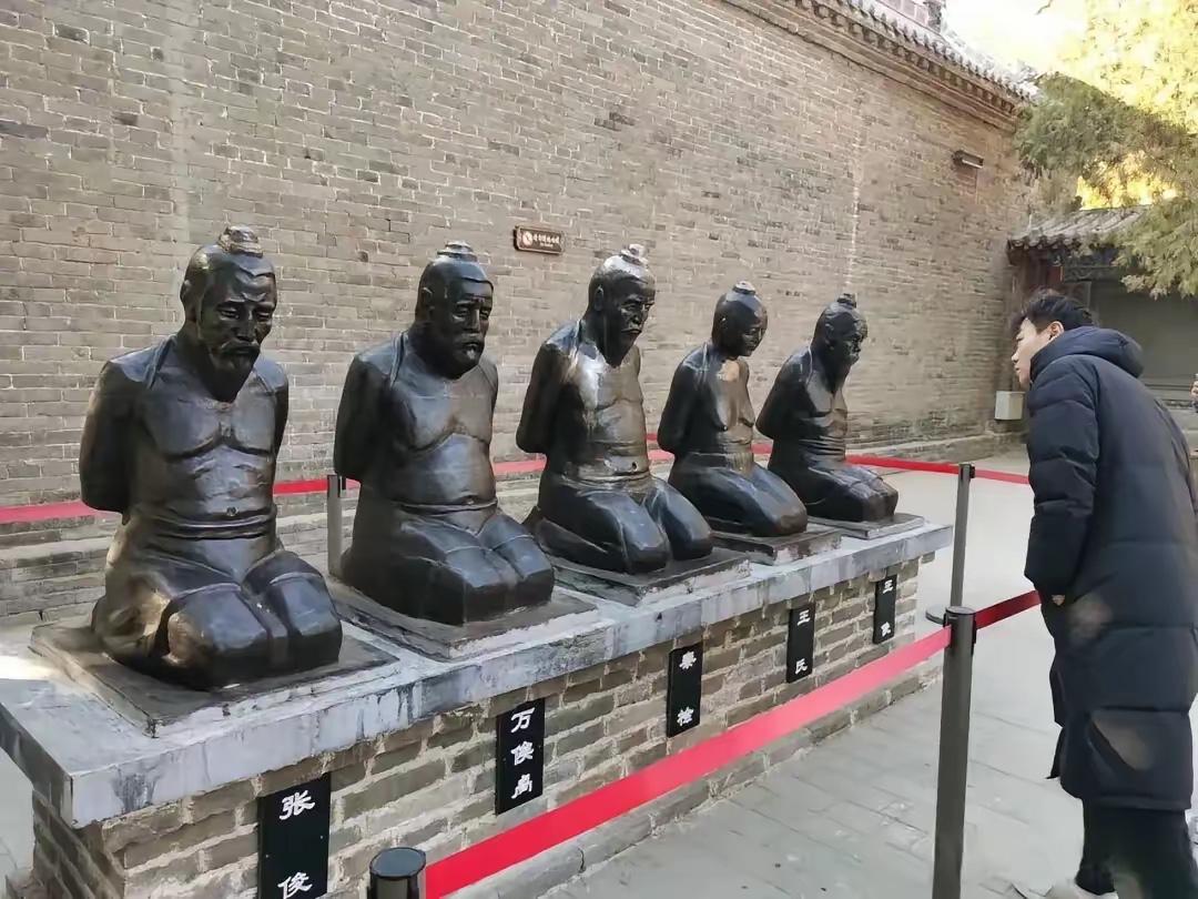 台北市议员侯汉廷建议，在上海四行仓库纪念馆厕所旁边，立王定宇、顾立雄跪像。他给出