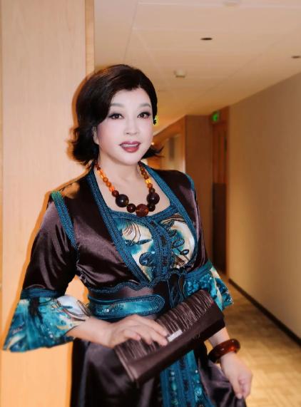 你可以说刘晓庆花心，也可以说她装嫩，但有一点真没法喷——她是拿命还人情的那种人。