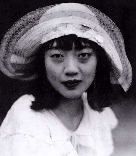 她最后是活活臭死的。大小便失禁，躺在自己的屎尿里，浑身烂疮，41岁的女人，瘦得像