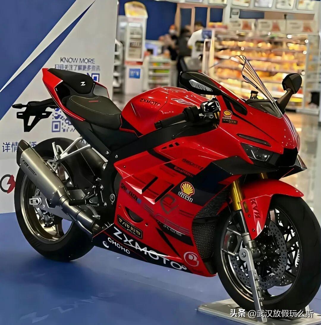 武汉张雪机车爆单！国货夺冠燃爆江城🔥
 
3月28日，张雪机车820RR-RS