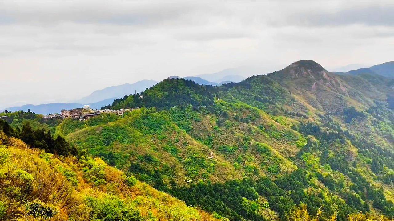站在祝融峰向北望，连绵群山如浪，淡入天际雾气中。脚下山脊似大地骨骼，时间脉络在此