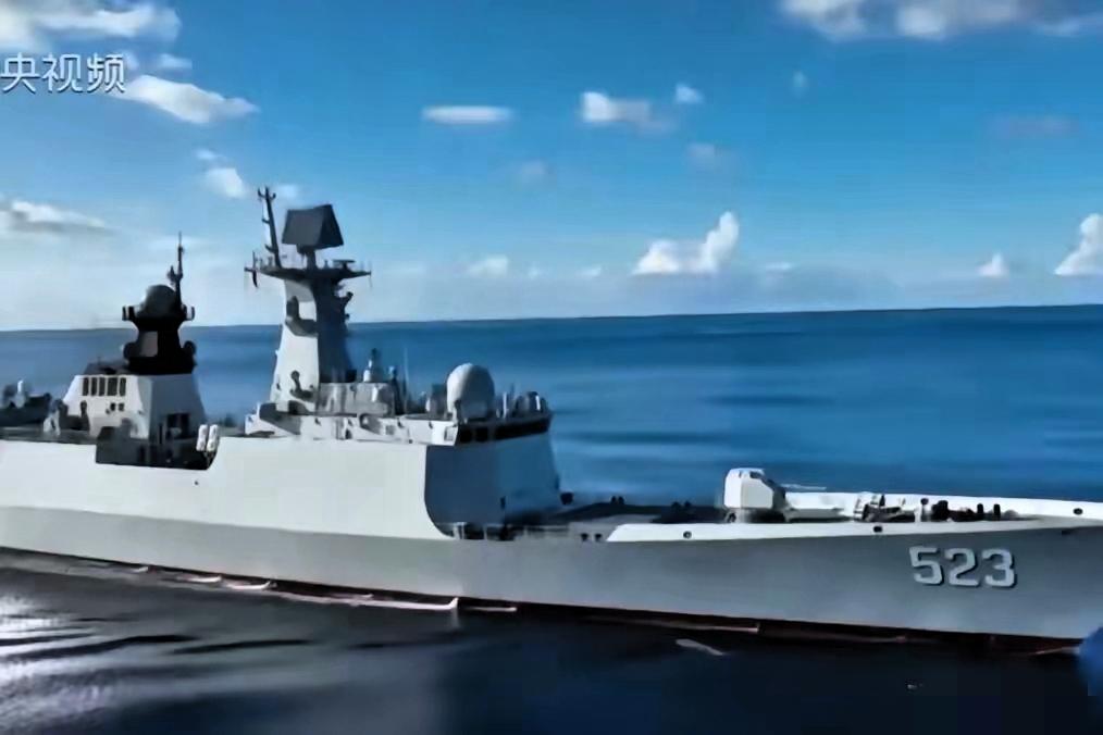 联合早报4月19日消息，解放军与外舰在台海缠斗20小时，贴身对峙毫不退让。
 