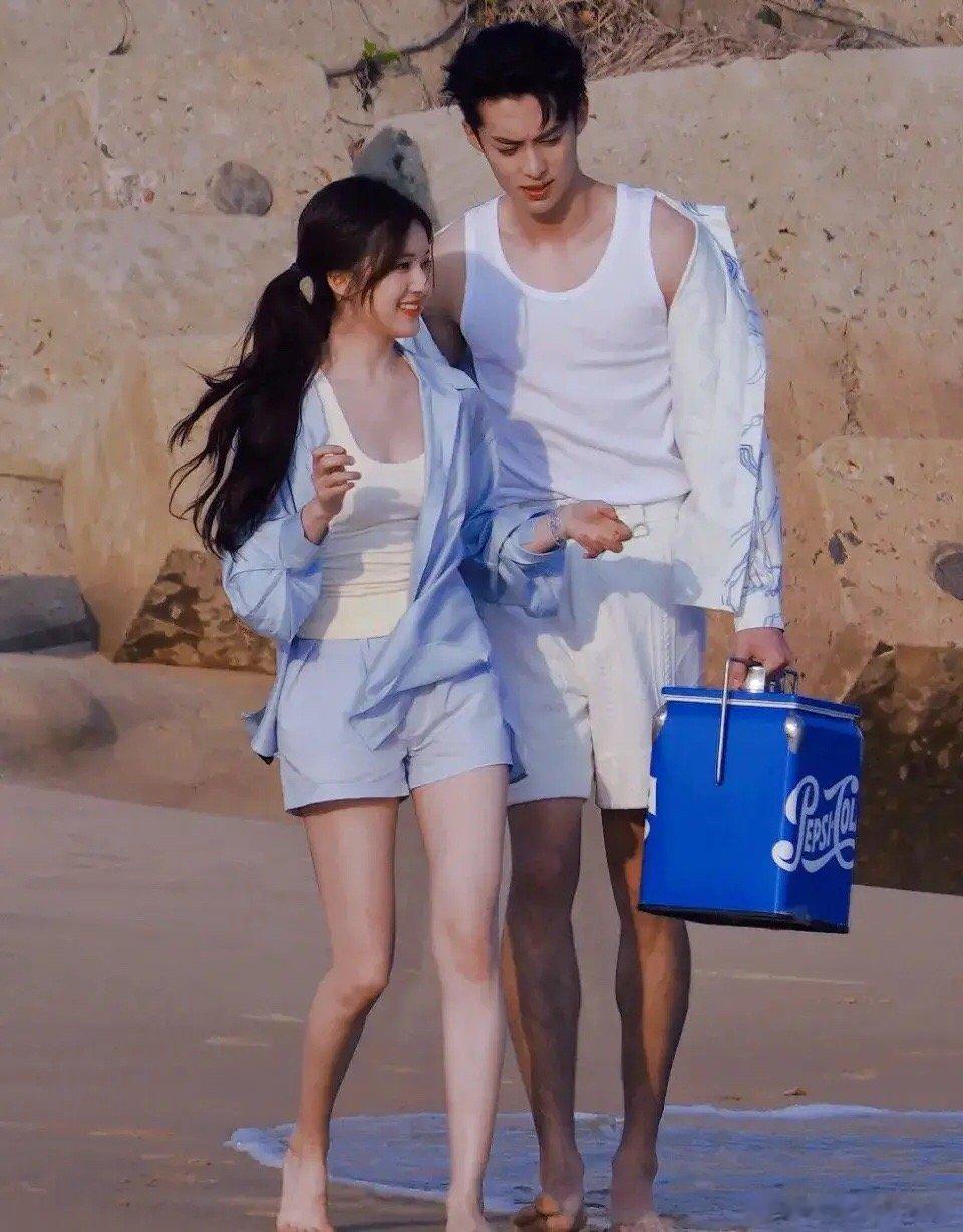 #王鹤棣赵露思合影#据说王鹤棣与赵露思的同框照被卖到了三千块钱，天呐，粉丝是真爱