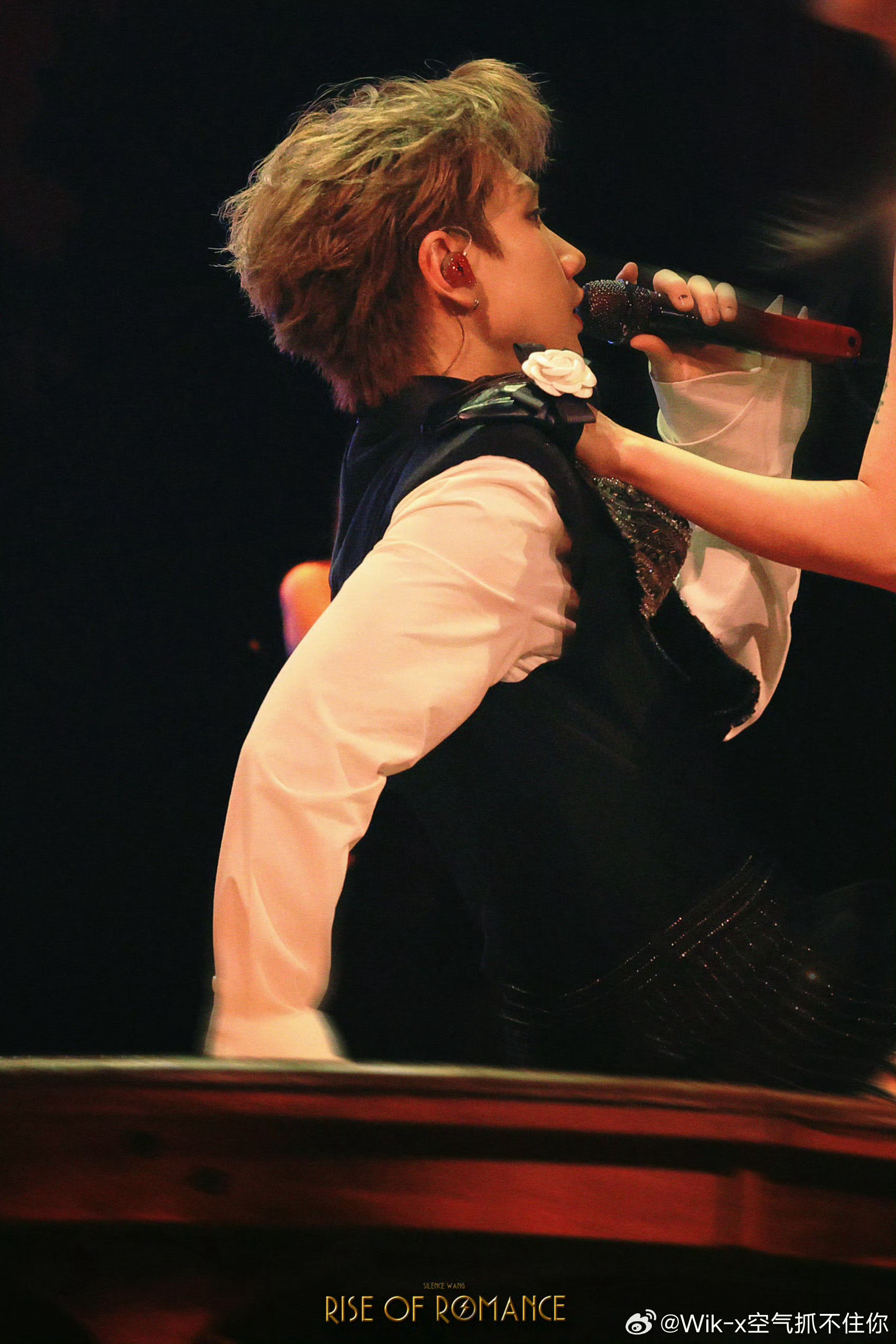 汪苏泷被男粉叫老公的反应 聊时差聊得好好的，台下突然喊老公。他反应了几秒回了句“