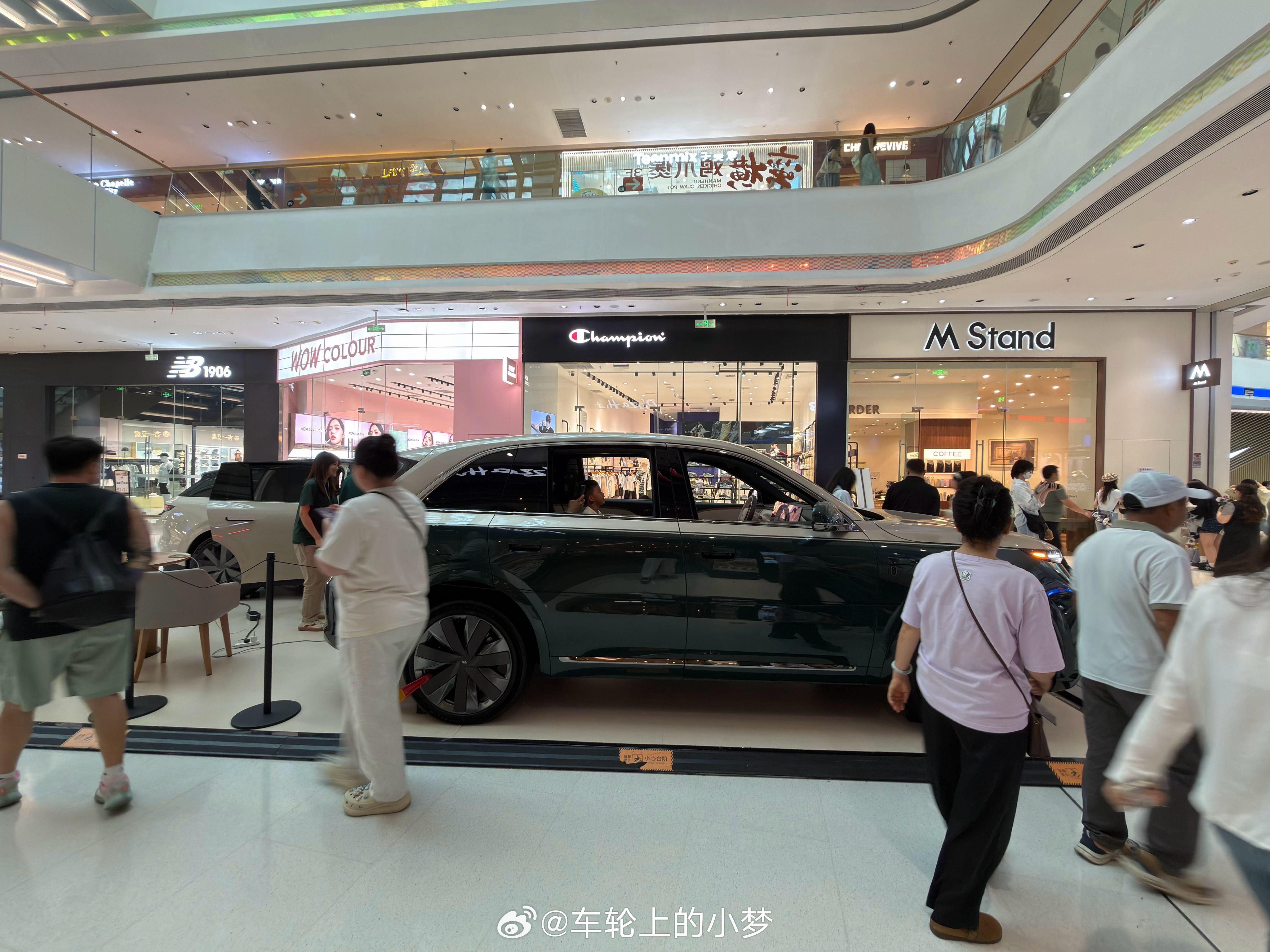 这么多人围着干嘛呢？走近一看原来是全新理想L8，我寻思挤进车里找找茬，挤了十多分