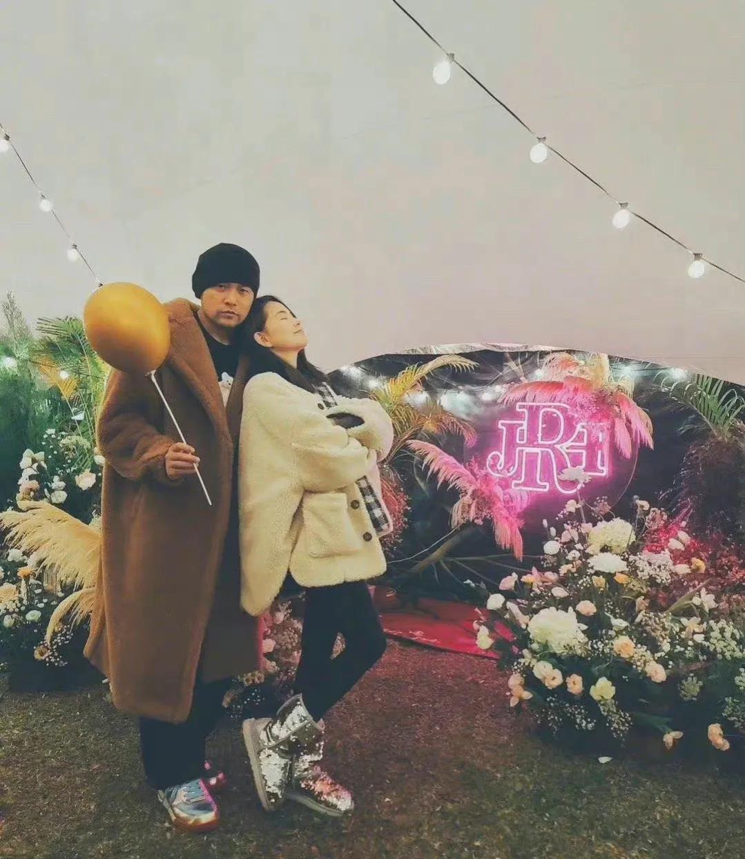 周杰伦，意外的惊喜！
近日，周杰伦在社交平台上发布了几张与妻子昆凌的合照，并大方