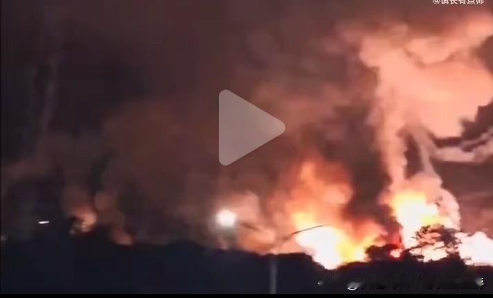 委内瑞拉前内政部长在美国对委内瑞拉展开的军事行动中身亡。
据目击者视频显示，多架