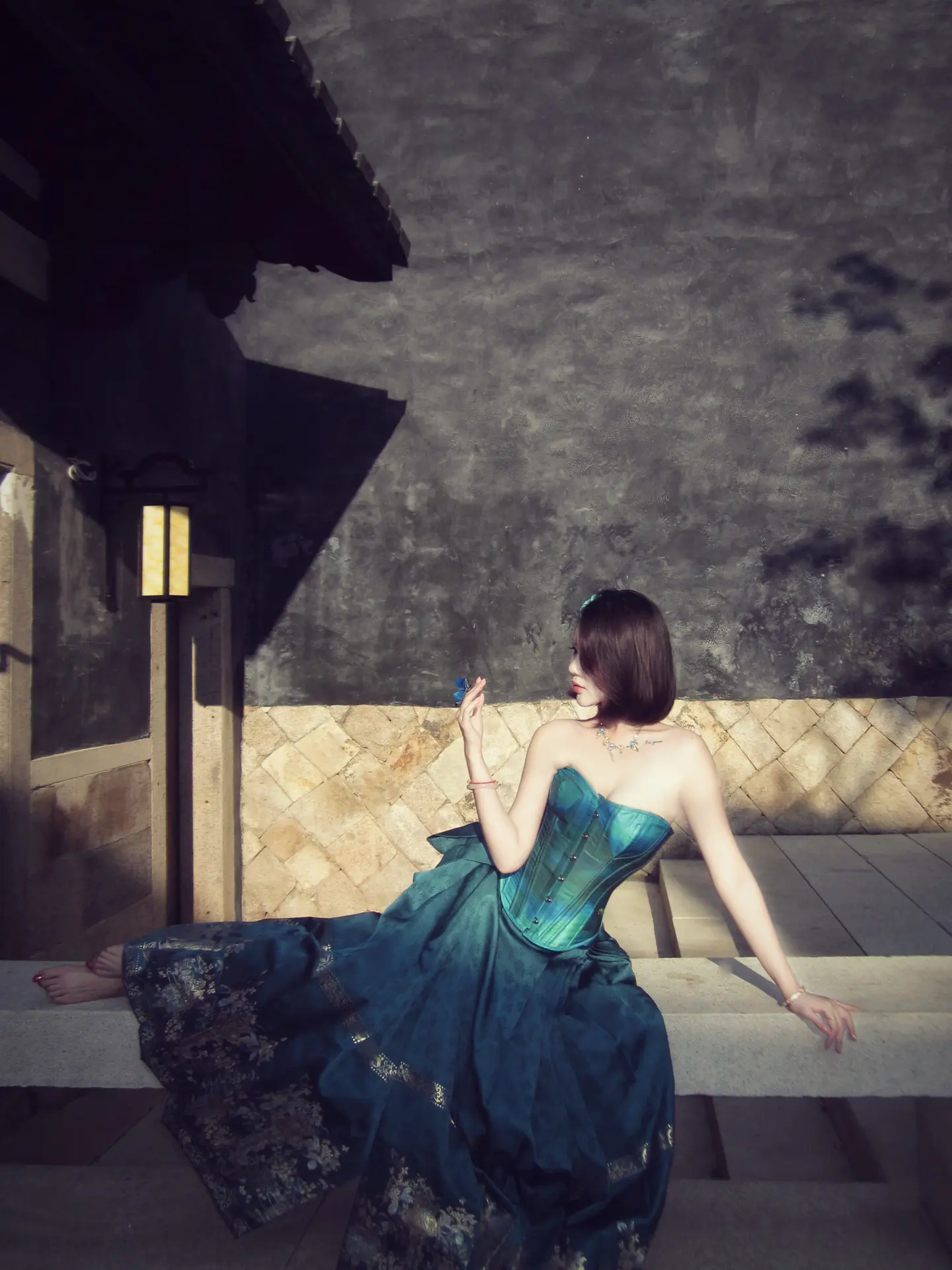 疼痛就像绵绵的梅雨 温润不过是平铺腐朽的前奏