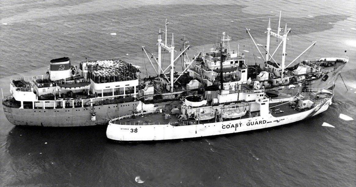 照片中的历史 苏联渔业加工船基地“拉穆特”号，旁边停泊着美国海岸警卫队的破冰船“