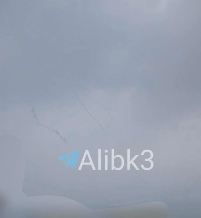 央视新闻的报道称，当地时间3月8日，卡塔尔国防部发布通告称，卡塔尔3月7日，遭到