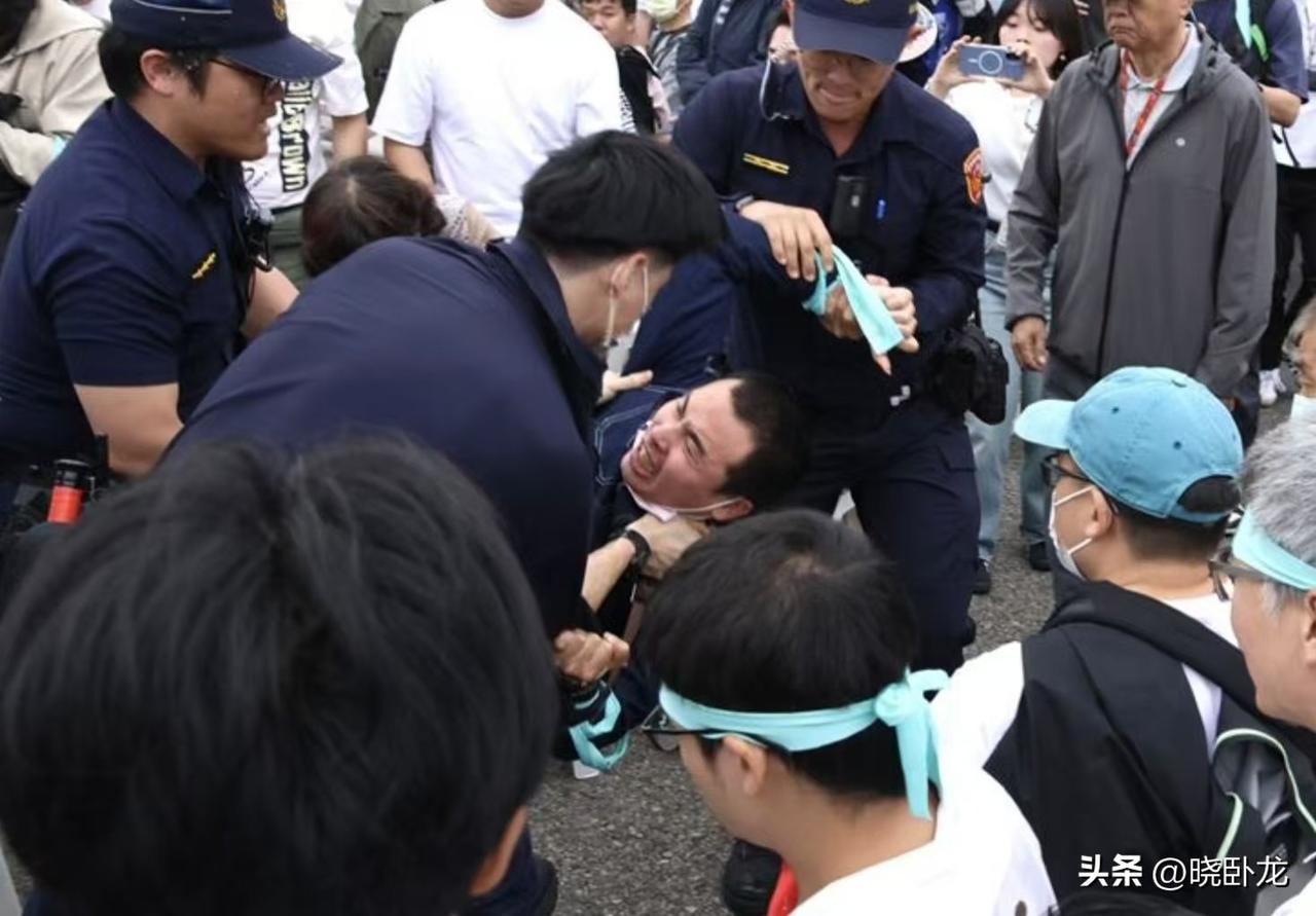 绿网红“吃翔哥”大闹“329凯道声援柯文哲”活动现场，目前已被警察抬走。

“3