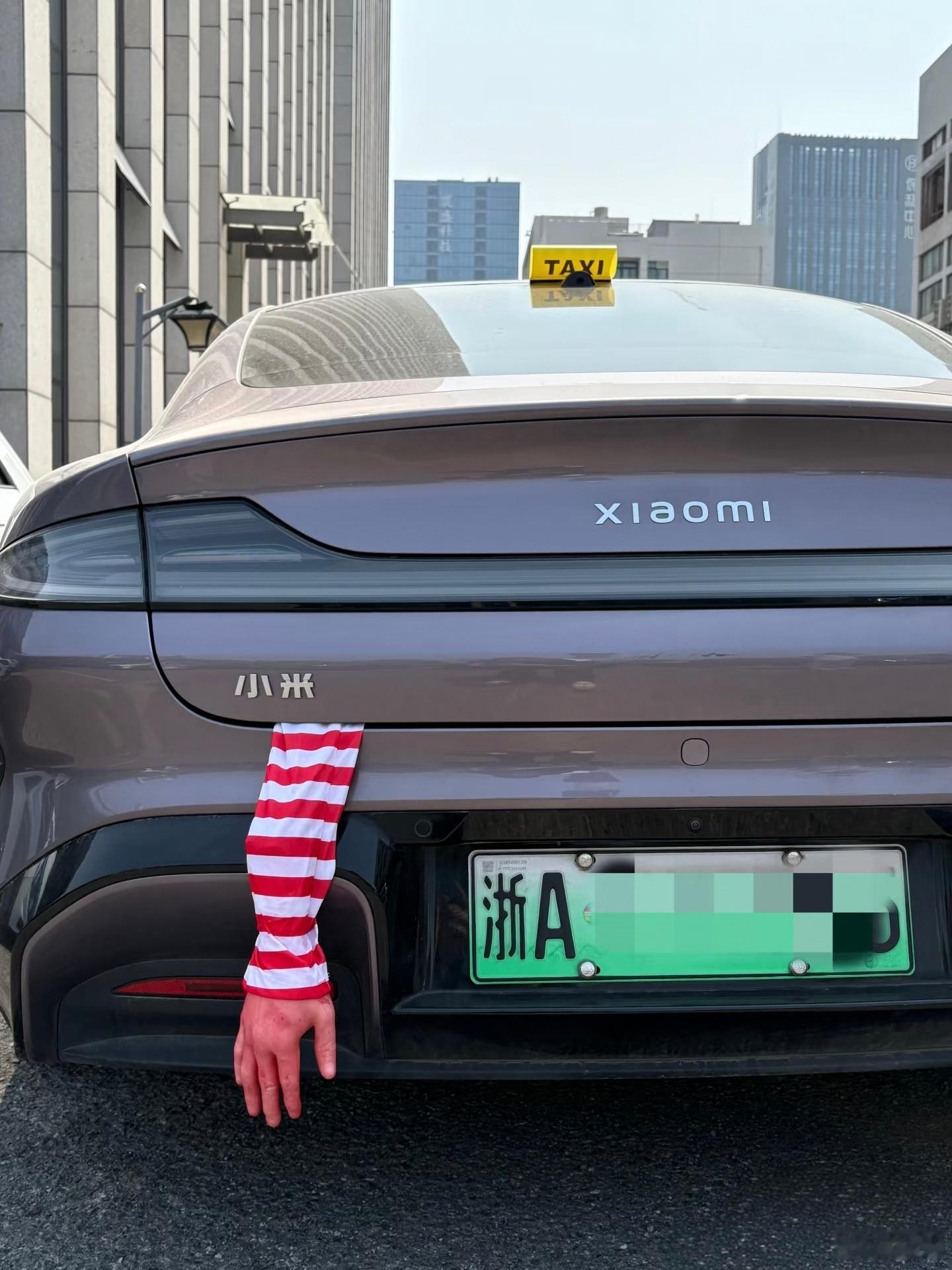 这位小米SU7车主，把五一过成万圣节，真的是令人拍案叫绝。而且为了补贴家用，还做