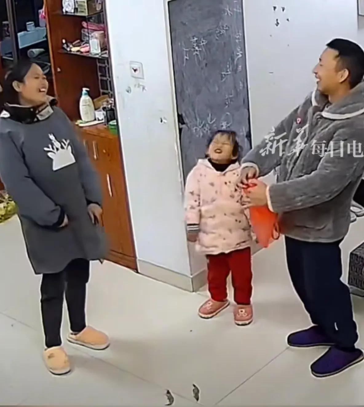 父女俩兴高采烈买虾回家，路上袋子破了，到家发现只剩两只虾在袋底晃悠。要是换作别的