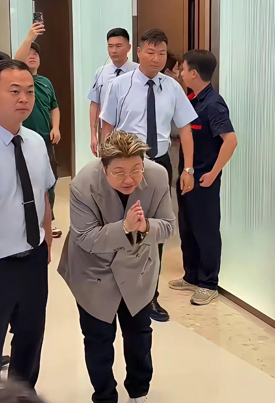 有网友拍到了韩红
这是“走面儿”事件之后首次公开亮相
看到曾经的“大善人”竟然还