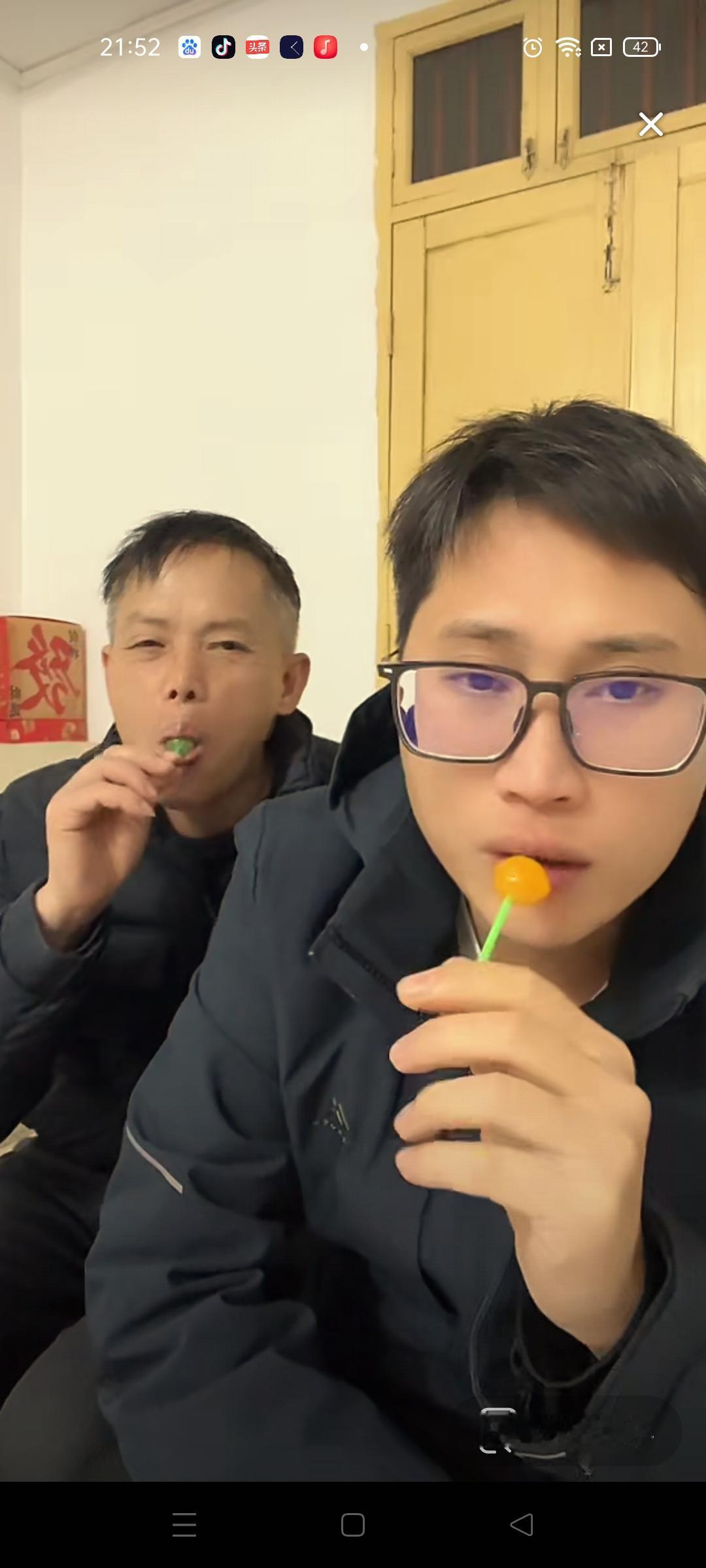 梁志辉终究是回江西老家过年了，好像是没带妻子和孩子，一个人回去的，总之镜头里没看