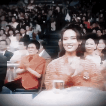 那年，香港还没有回归，其他嘉宾都穿着西式礼服，唯有星爷一身中山装……