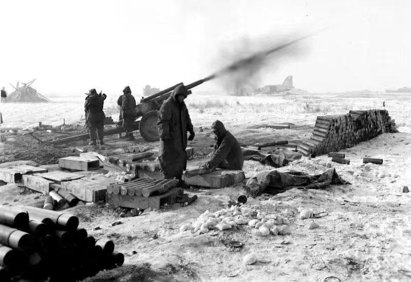 长津湖战役期间，一门正在下碣隅地区不间断开火的美制105毫米榴弹炮，可以看到到处