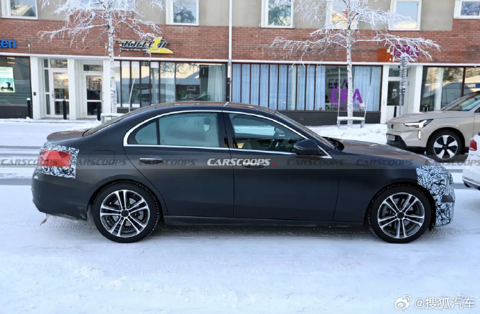 【新款奔驰C级最新谍照曝光 2026年夏季发布】新车采用了全新的大灯设计，内部光