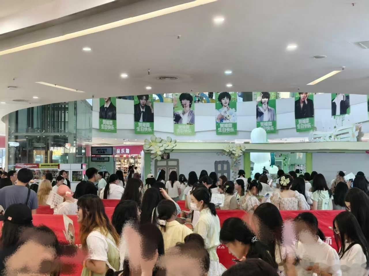 投 贺峻霖成都快闪好多人！半小时号码牌已经发了800号了！！现场有一万人！！ 