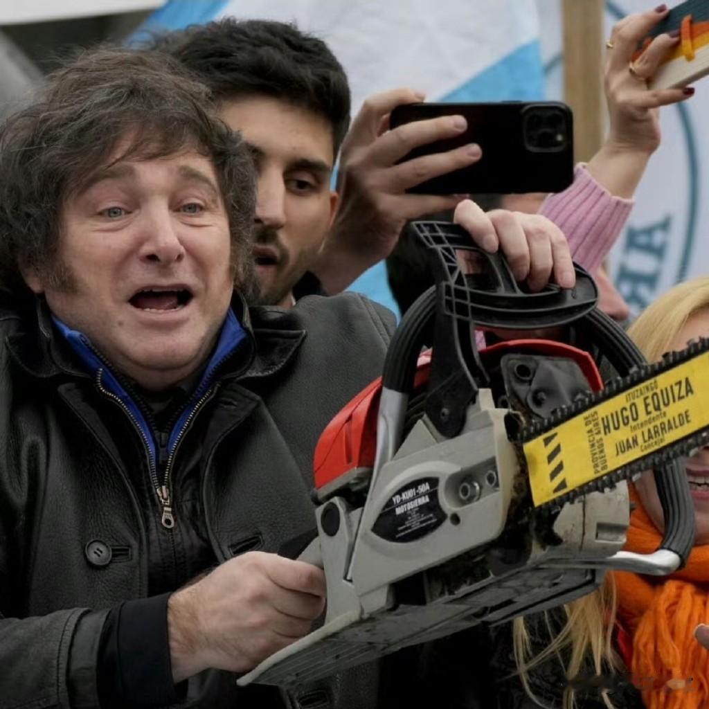 阿国经济有点崩，米莱脑子有点懵，
老川及时发了声，不惜代价发援兵！
被我国公知吹