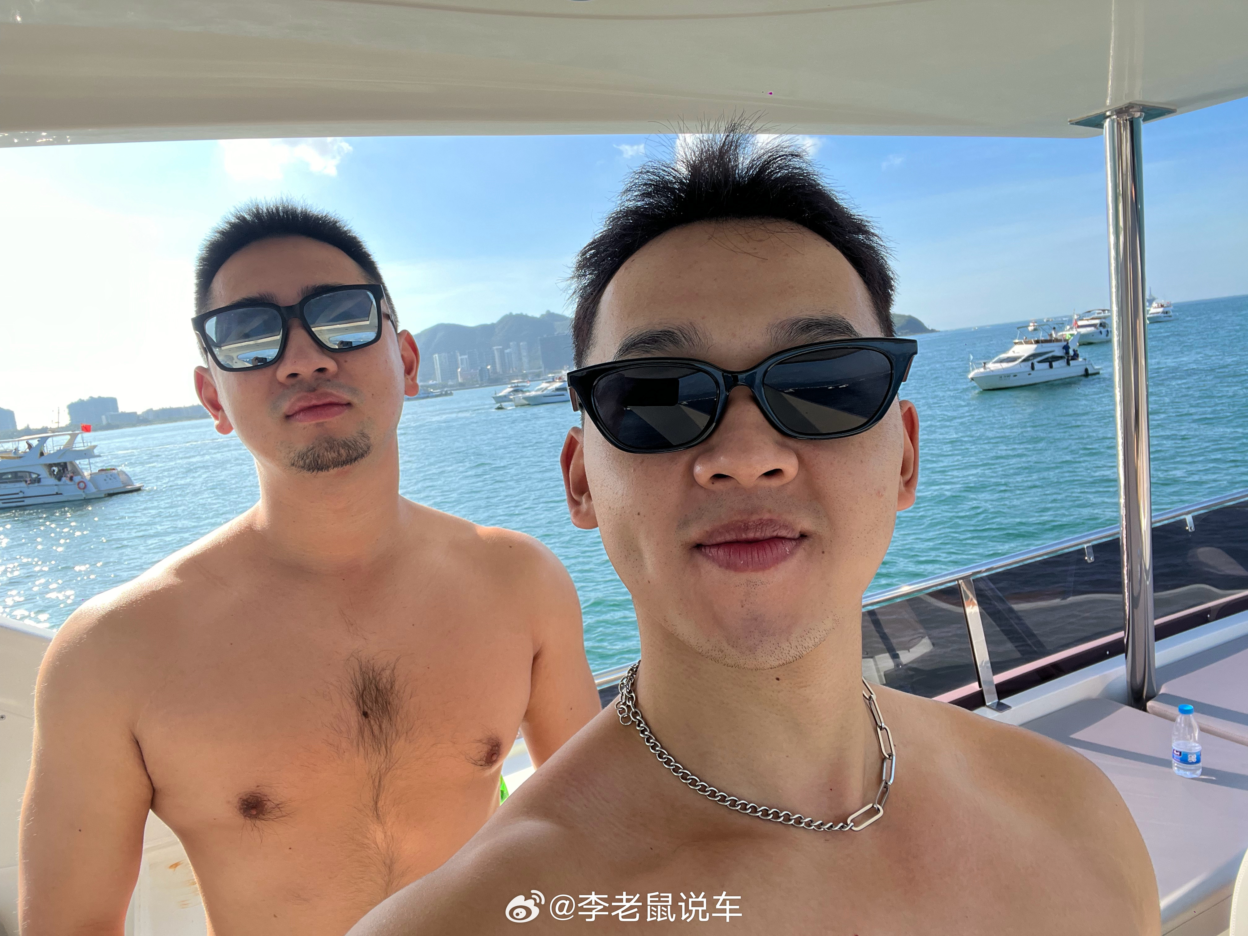 来三亚和小粉丝一块出海钓个鱼，天气非常完美！来三亚想要玩船的朋友联系这个小老弟，