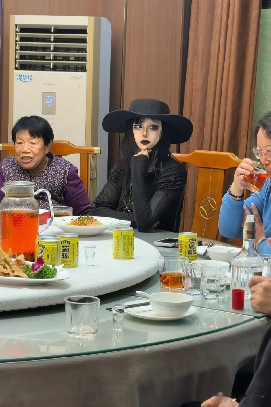 家里最时髦的姐姐，都回来过年了，黑系女巫也回家过年了
这咋吃饭啊，口红掉色了不就