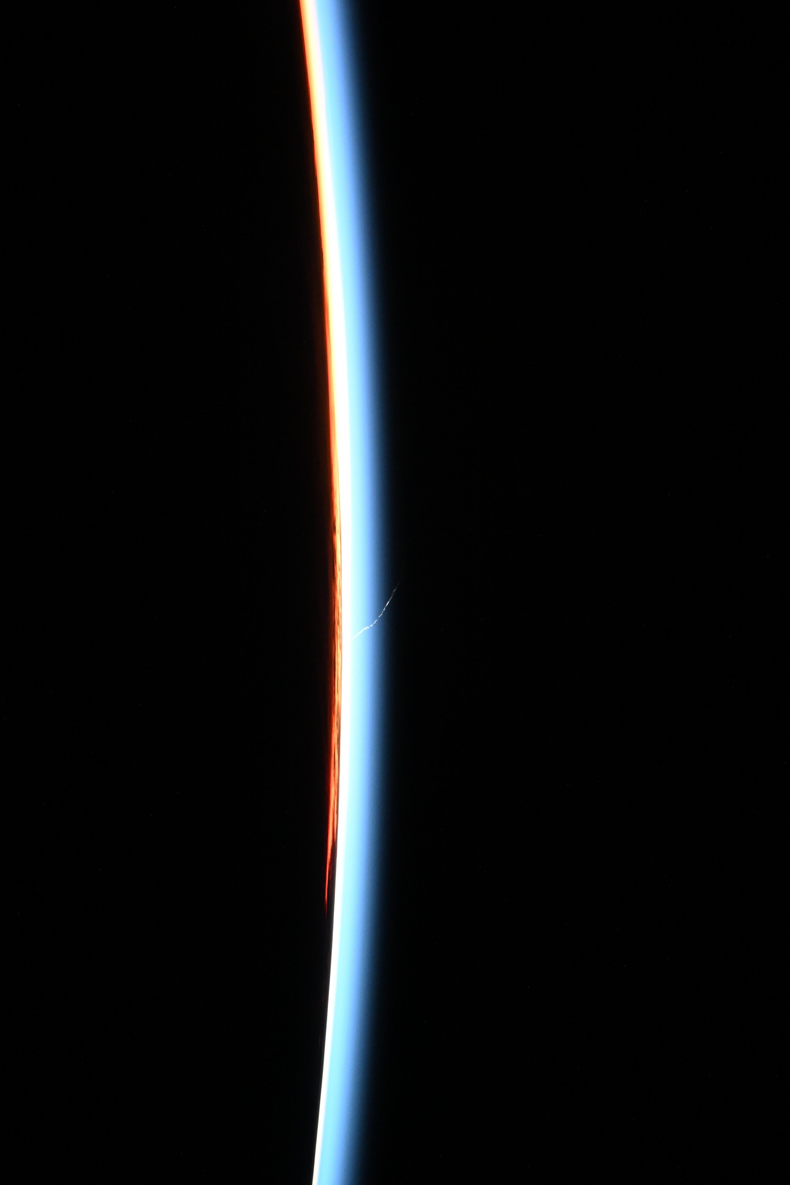 SpaceX猎鹰重型火箭从地球昼夜交界线上升空，这一画面是国际空间站经过南非附近