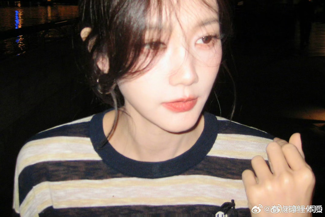 李一桐分享了一组废片这根本就不是废片好吗！李一桐这组照片真的满满的都是生命力啊！