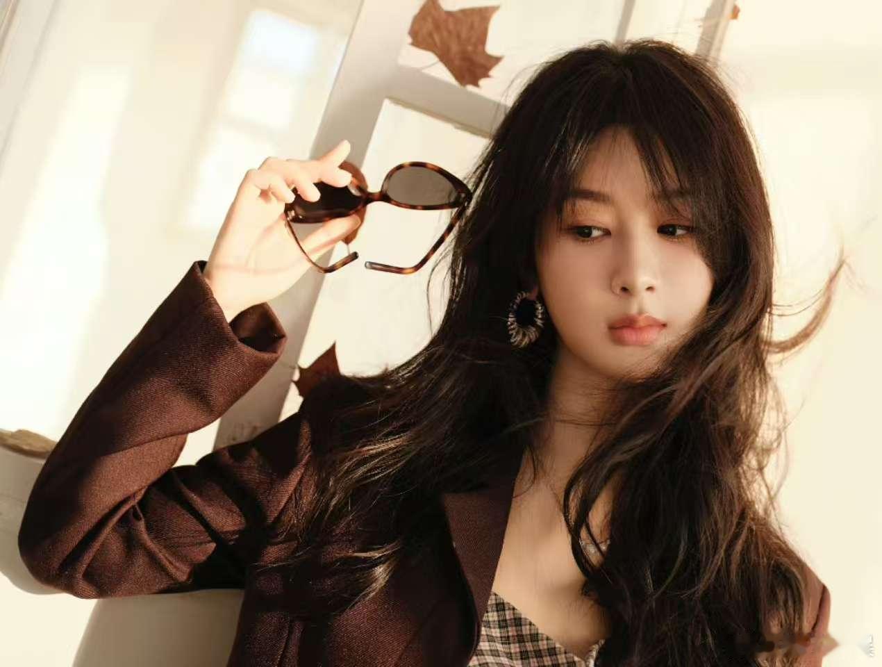 杨紫格子短裙樊浩给杨紫化妆樊浩给杨紫化妆，格子短裙好看，