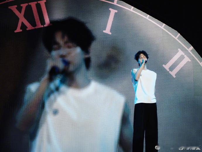 胡夏广州演唱会 胡夏在广州的舞台，即将上演一场音乐盛宴。不知道粤语限定曲会以怎样