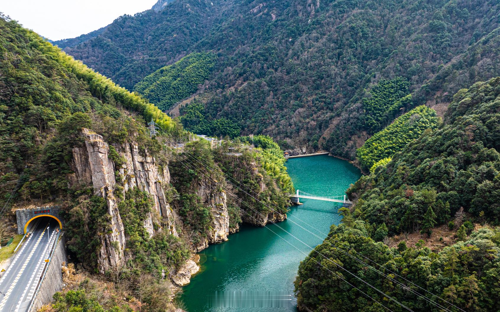 路过龙岗镇，很多年没有去浙西大峡谷了，都不记得还有一处剑石一般的关口，夹碧绿的昌