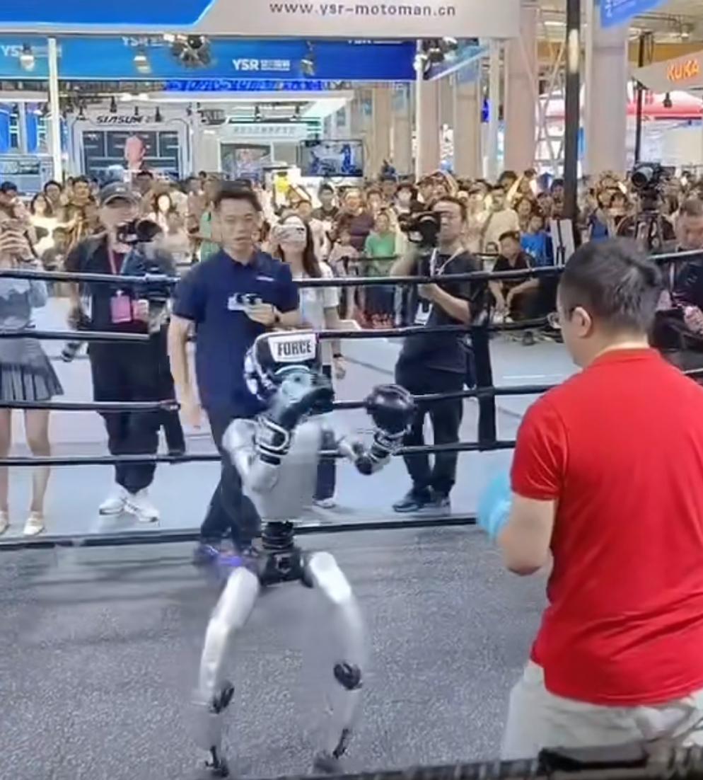 近日，红衣大叔周鸿祎大战小脑发育不全的宇树机器人。

只见周鸿祎上来就一个犯规动