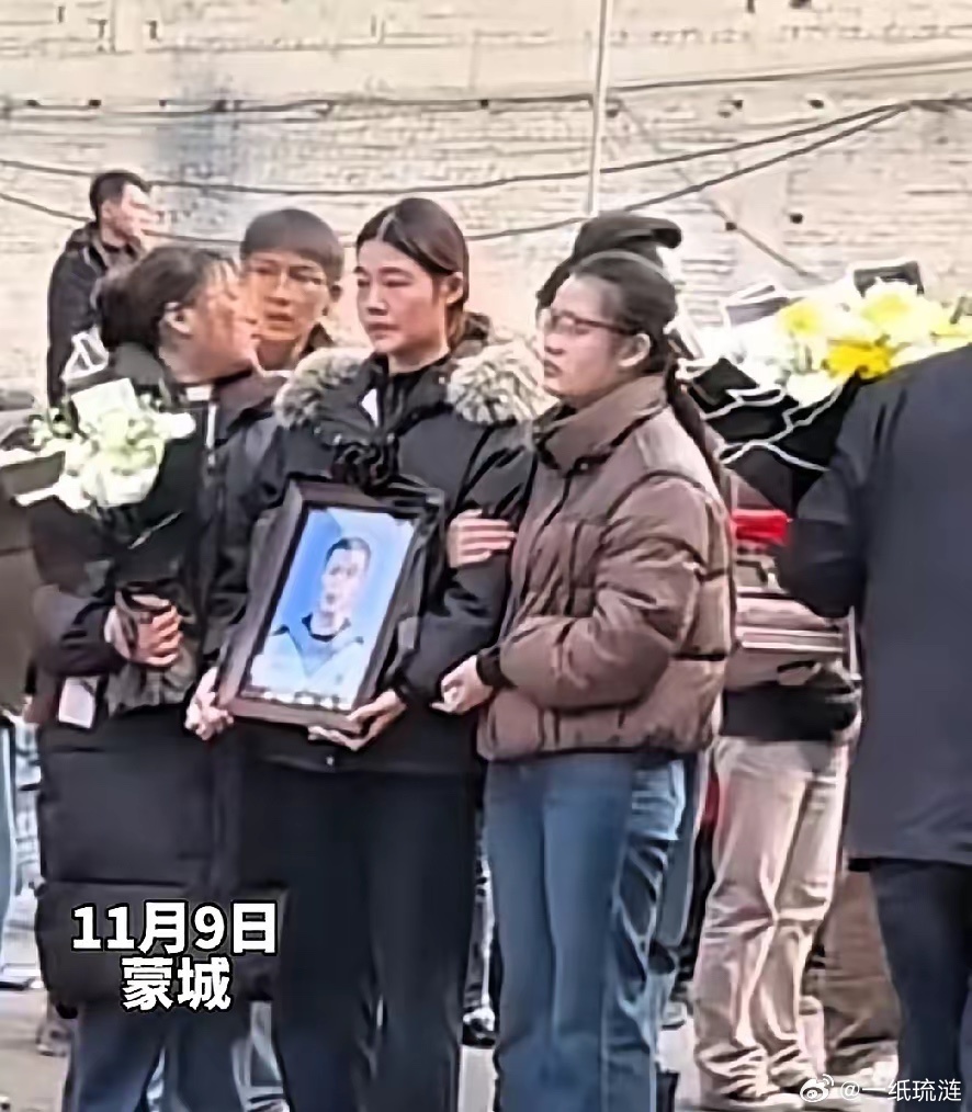 去时胸前带花，归时国旗覆体。25岁安徽蒙城小伙谢丛欣把生命永远定格在了军营。穿上