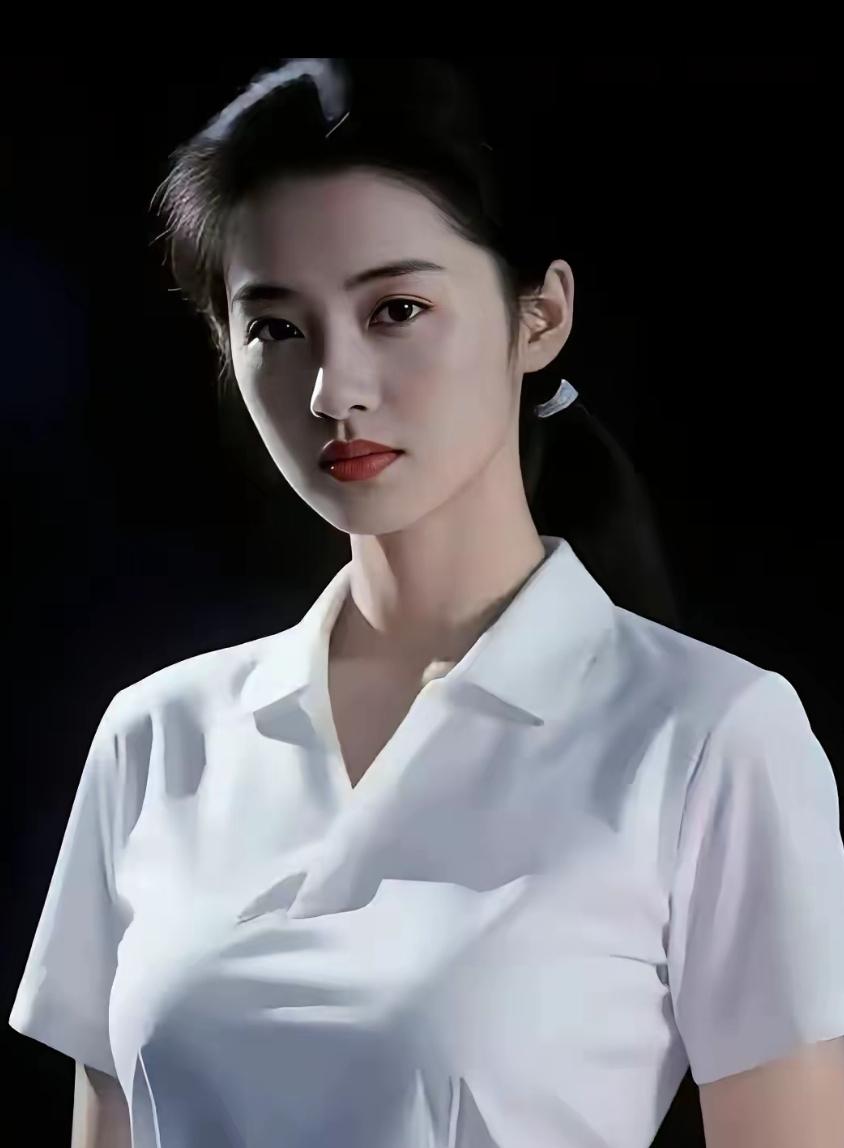 冷艳的气质，黑白的对比，复古的魅力，这样的照片仿佛将时光凝固，把人带回到那个充满