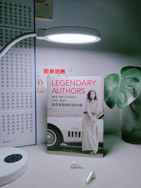 有趣的灵魂穿什么？打开名作家的衣橱一探究竟 被这本书名吸引，我很好奇那...