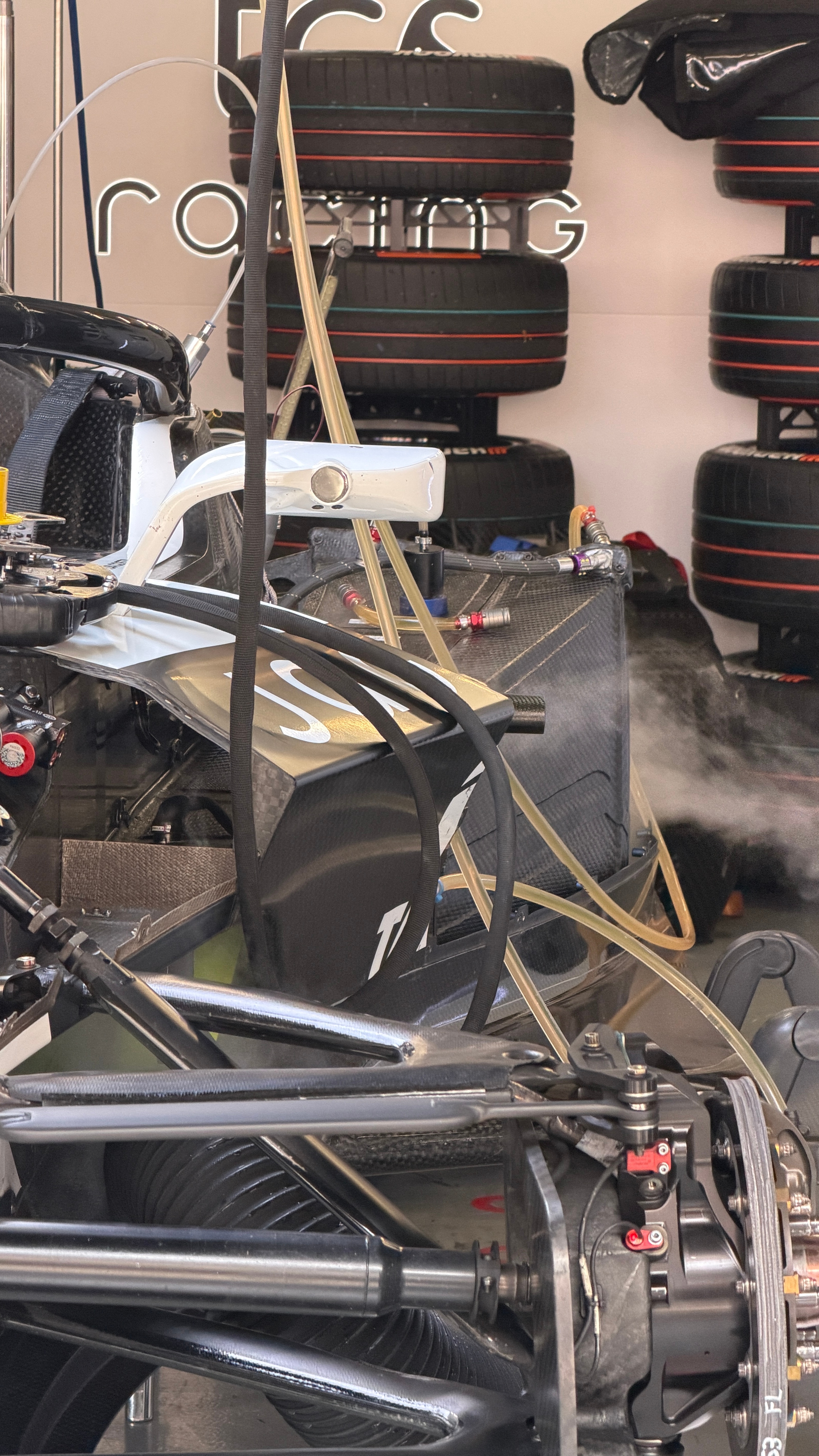 今日份FE现场🏎️捷豹维修区，赛车刚结束排位赛，在为55分钟后的正赛做最后的准