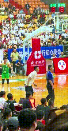 一个热身赛小杨指导咋这么激动啊？都要把裁判老师吃啦，气大伤身呐 ​​​