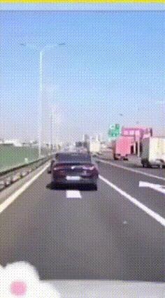 为啥开车到处都能看到“保持车距”的提醒？看完这个视频你就明白了！
 视频里，一辆