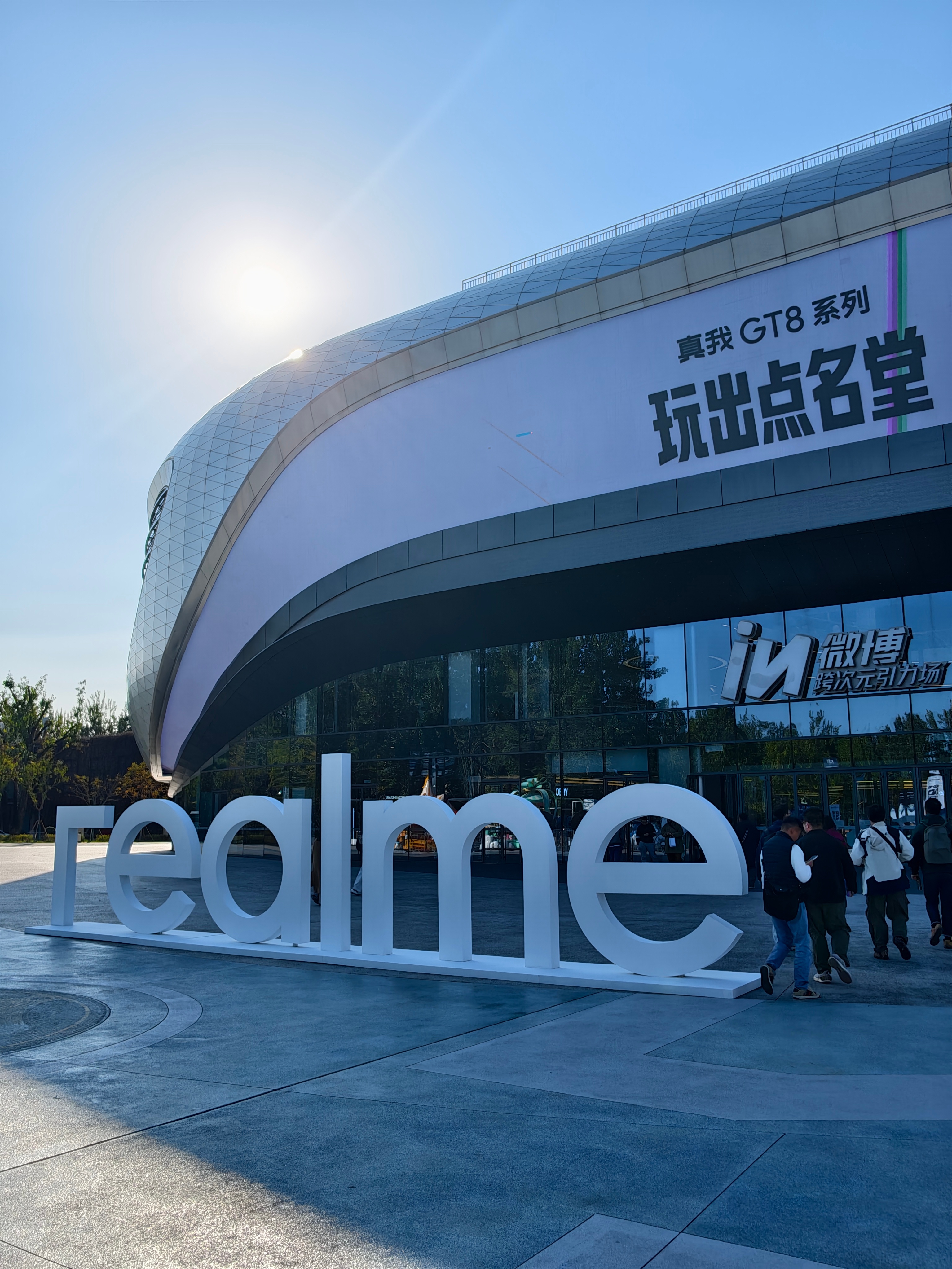 已抵达真我GT8系列发布会现场～起子哥登场，好像又帅了亿点。今天发布真我GT8和