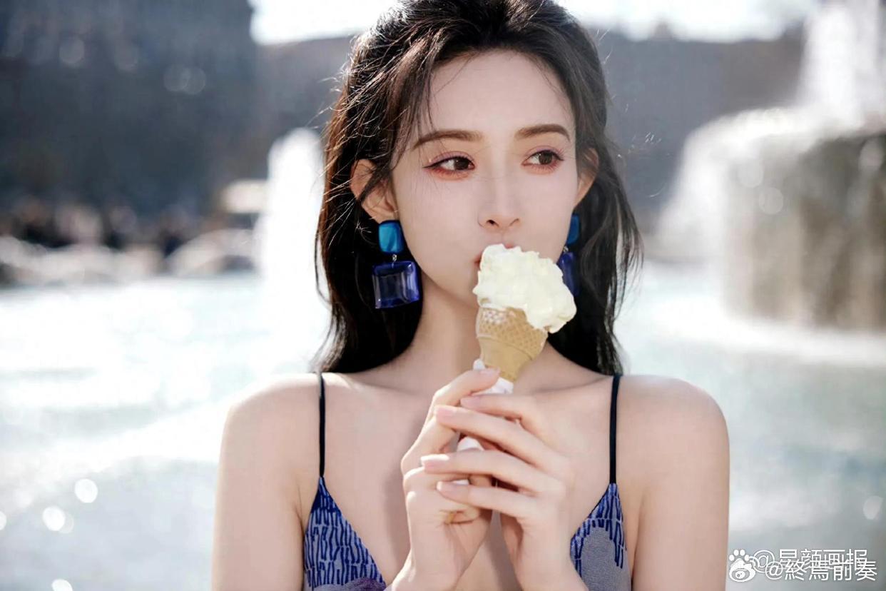 孟子义米兰时装周紫色深V长裙造型，优雅大气不失性感妩媚 