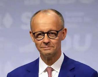 最新民调83%不满！默茨的政治大厦是怎么在一年内塌成废墟的？

5月10日，德国