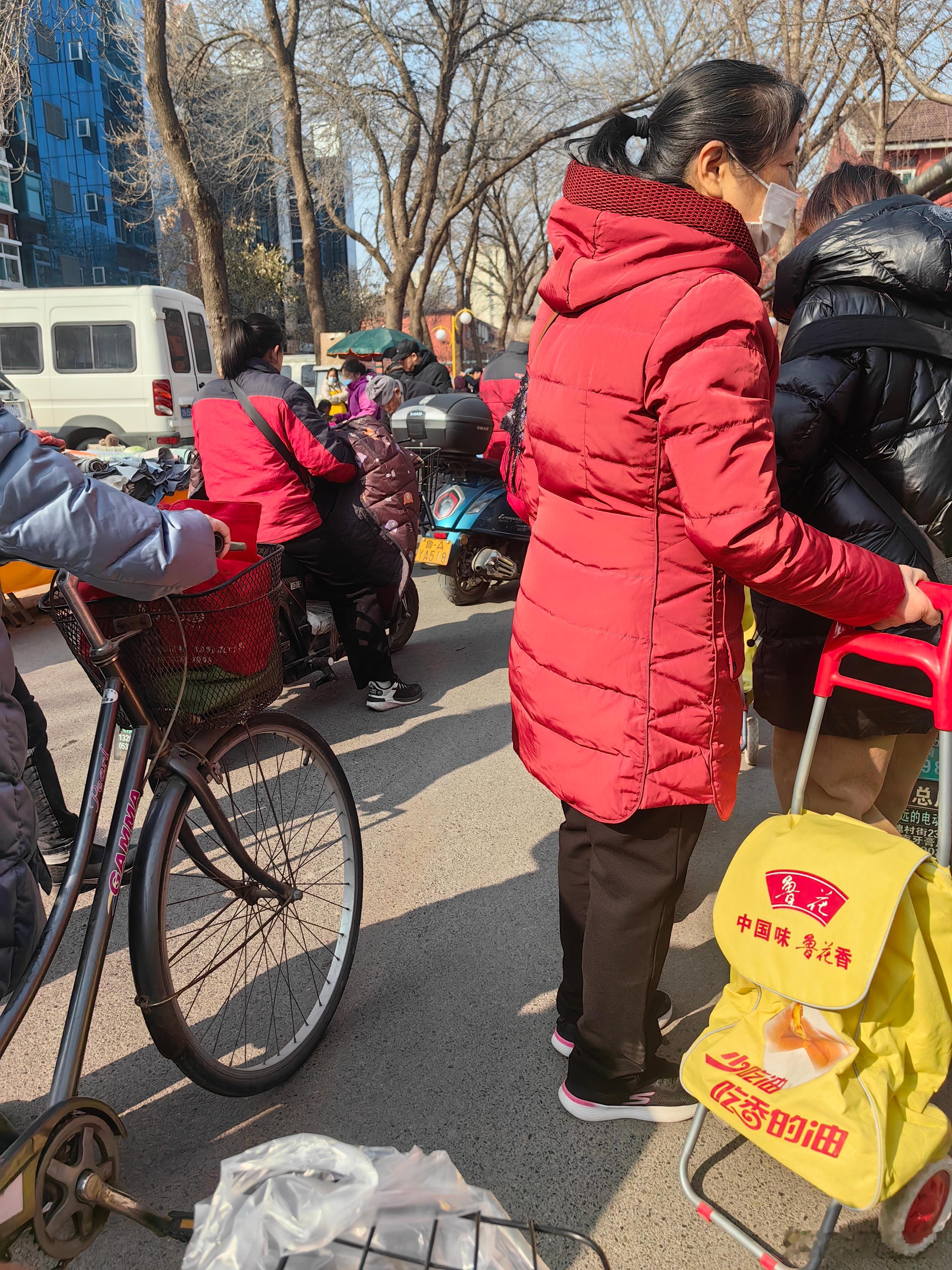 #赶集# 周六济南二机床家属大院市场，今天人真多，这个5元的摊主说是铁皮西红柿，