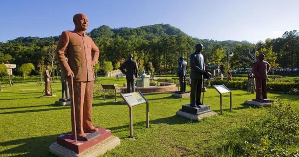 两蒋灵柩现状：台湾不想要，亲人懒得管，“台独”分子泼油漆“泄愤”。

在台湾岛上