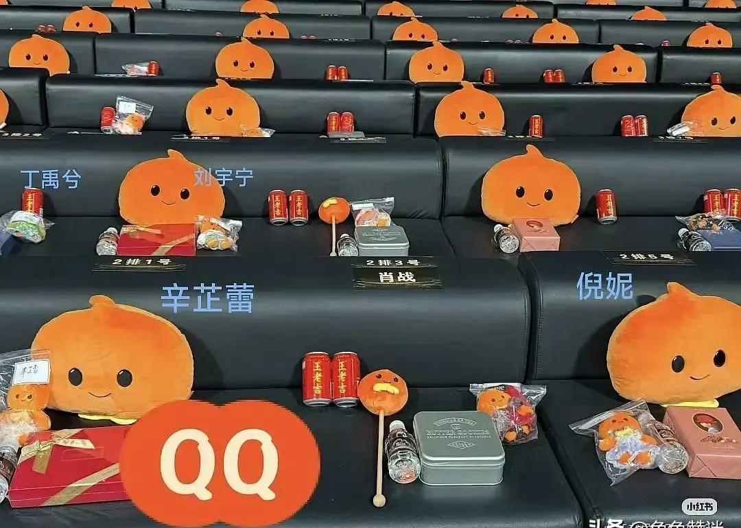 笑死，真以为三人沙发把男演员挤到边上，你就是艳压群芳的双C了？
想红的心都快溢出