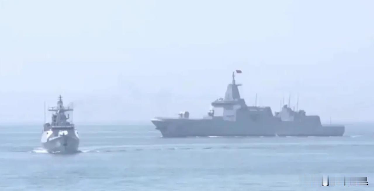 1400吨级的056A型护卫舰，与13000吨级的055型驱逐舰同框，尺寸大小非