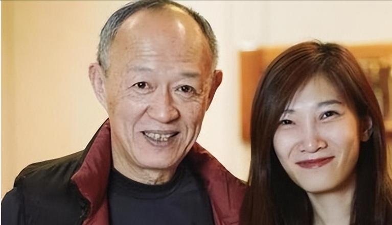 2009年，57岁的金士杰娶了32岁的学生涂谷苹，两年后涂谷苹生了一对双胞胎，还