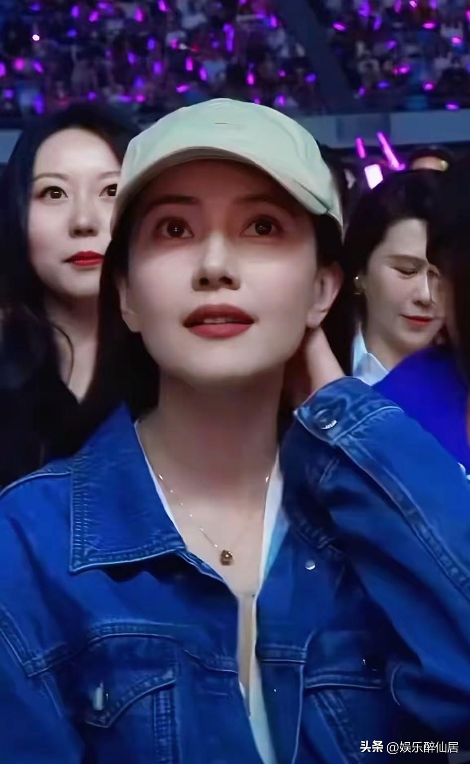 你们发现没
高圆圆是真的漂亮
无论何时何地
我从没见过她的颜值翻过车
身材也是顶